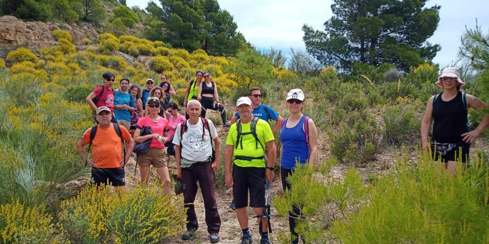 Senderistas disfrutan de una ruta por los parajes de Urracal