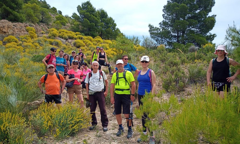 Senderistas disfrutan de una ruta por los parajes de Urracal