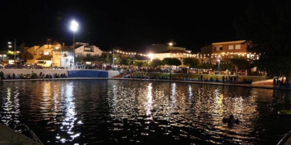 Un año más, la Fuente de Cela se llena de visitantes que celebran la Noche de San Juan