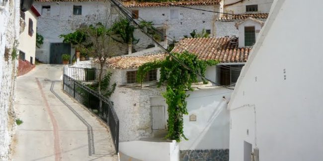 Paseo por el Pueblo Laroya