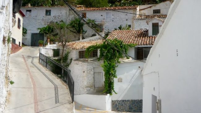 Walk through the village of Laroya