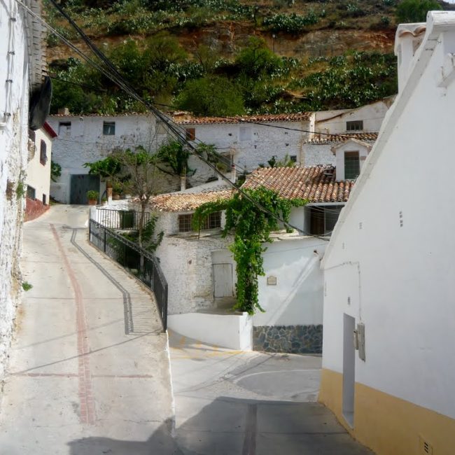 Walk through the village of Laroya