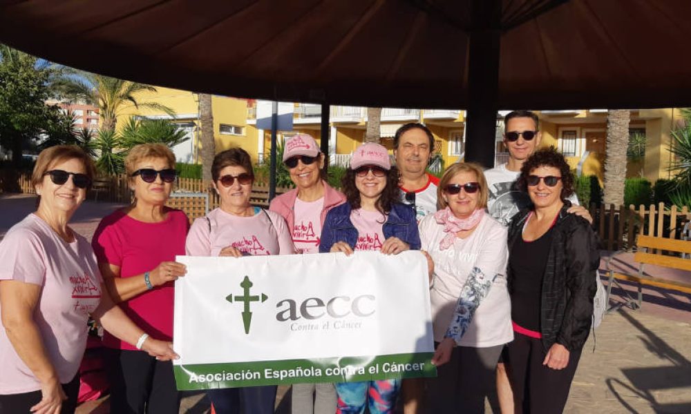 La asociacion contra el Cancer muestra en Olula del Rio los beneficios de la marcha nórdica