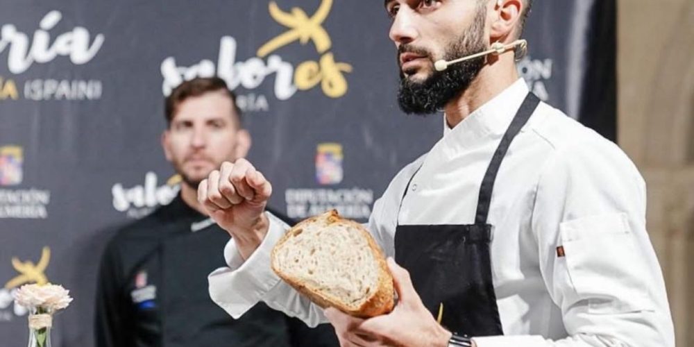 El joven panadero de Taberno que recupera el sabor de antes y triunfa con su obrador