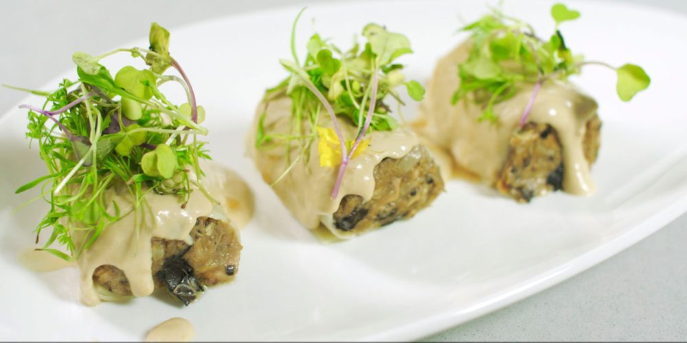 Canelones de perdiz, crema de hongos voletus y jugo de pintada (perdiz)