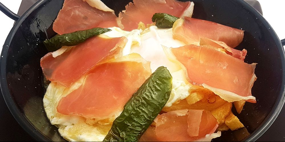 Huevos rotos con Jamón de Serón