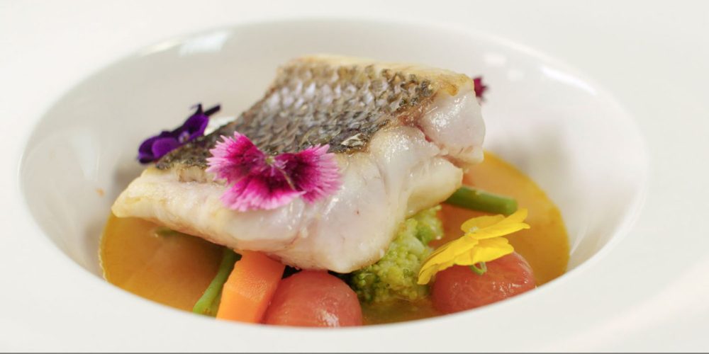 Dentón con sopa de tomate de Almería y verduras de la huerta