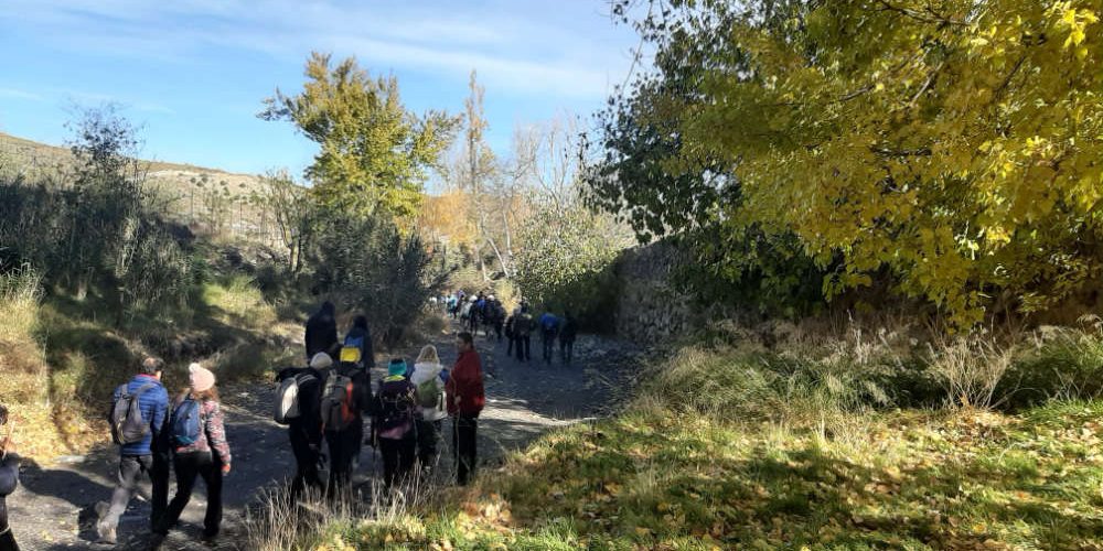 Alcontar acogió el primer senderismo de los empresarios turísticos y el club de montaña Menas