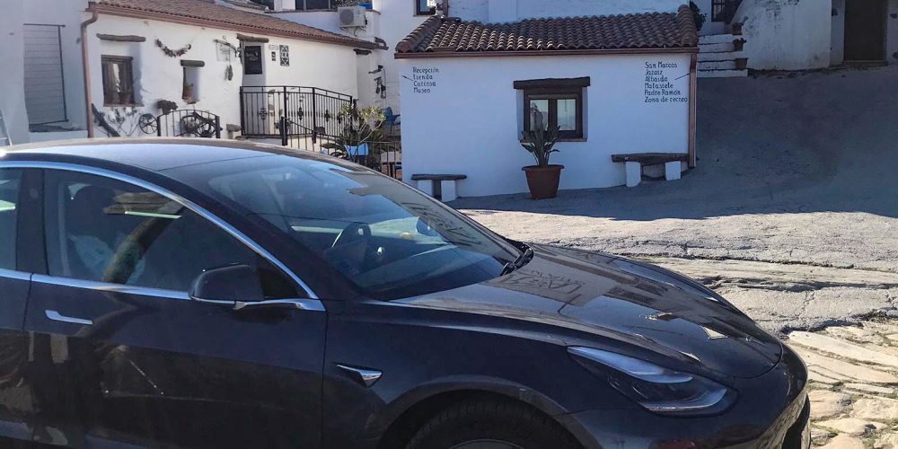 Los vehículos eléctricos eligen los cargadores TESLA del complejo rural Reul Alto (Laroya-Almería)