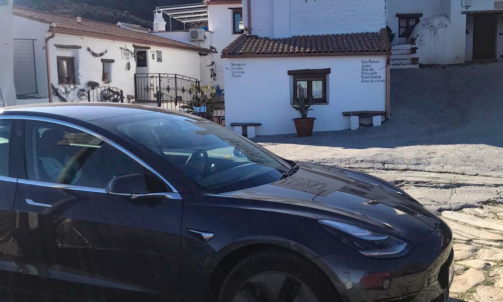 Los vehículos eléctricos eligen los cargadores TESLA del complejo rural Reul Alto (Laroya-Almería)