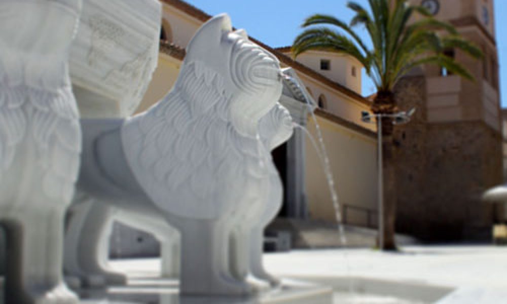 El pueblo del mármol blanco que construyó la Alhambra.