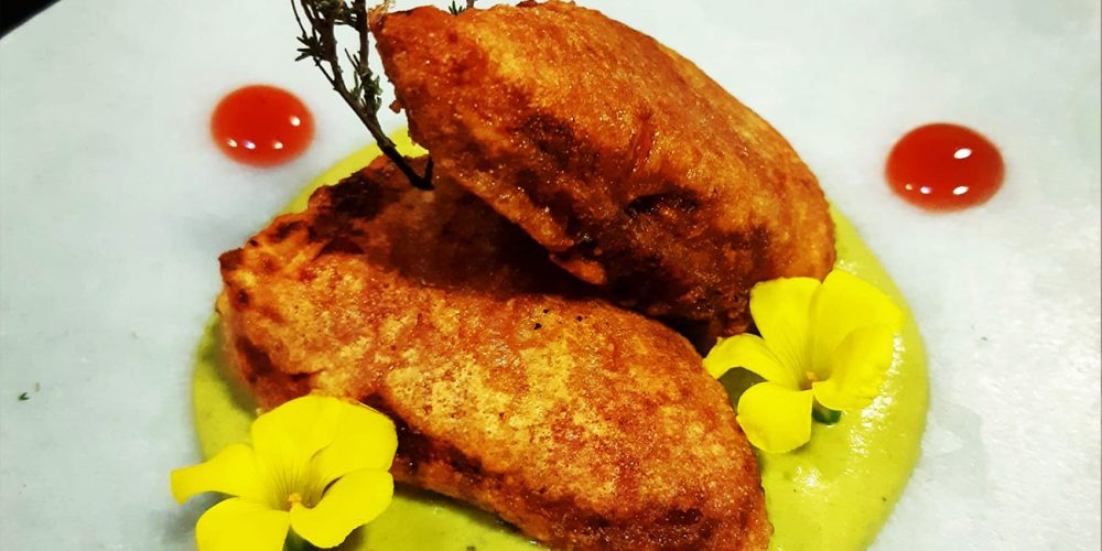 Pimientos del piquillo rellenos de perdiz en escabeche sobre una crema de pimientos asados