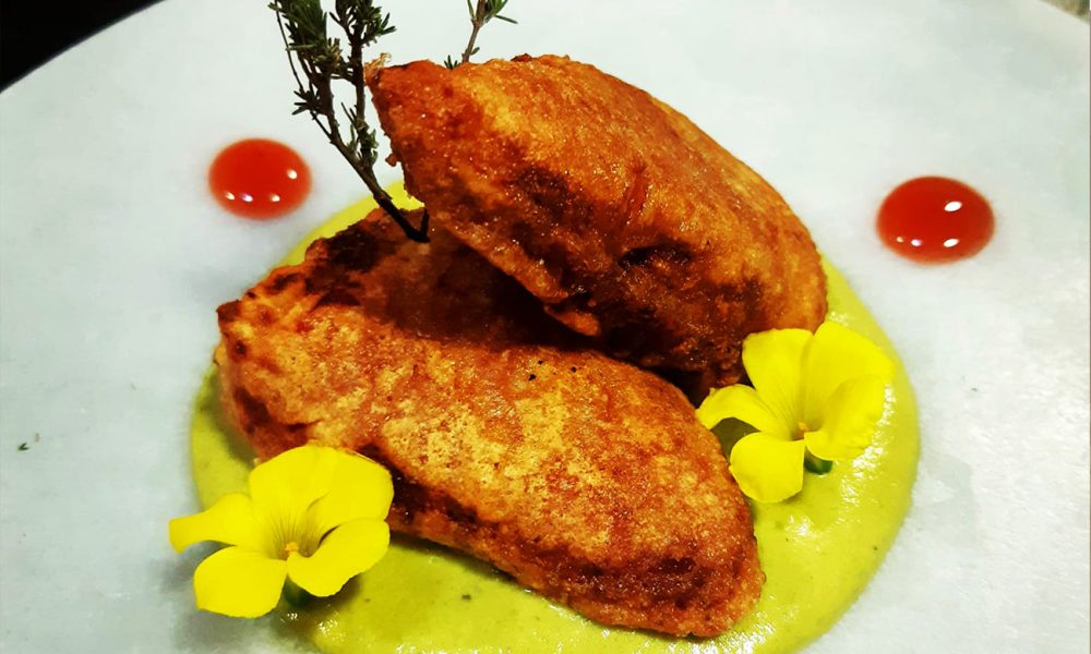 Pimientos del piquillo rellenos de perdiz en escabeche sobre una crema de pimientos asados