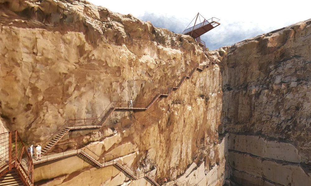 Un increíble camino de vértigo de 50 metros y un mirador flotante en Macael